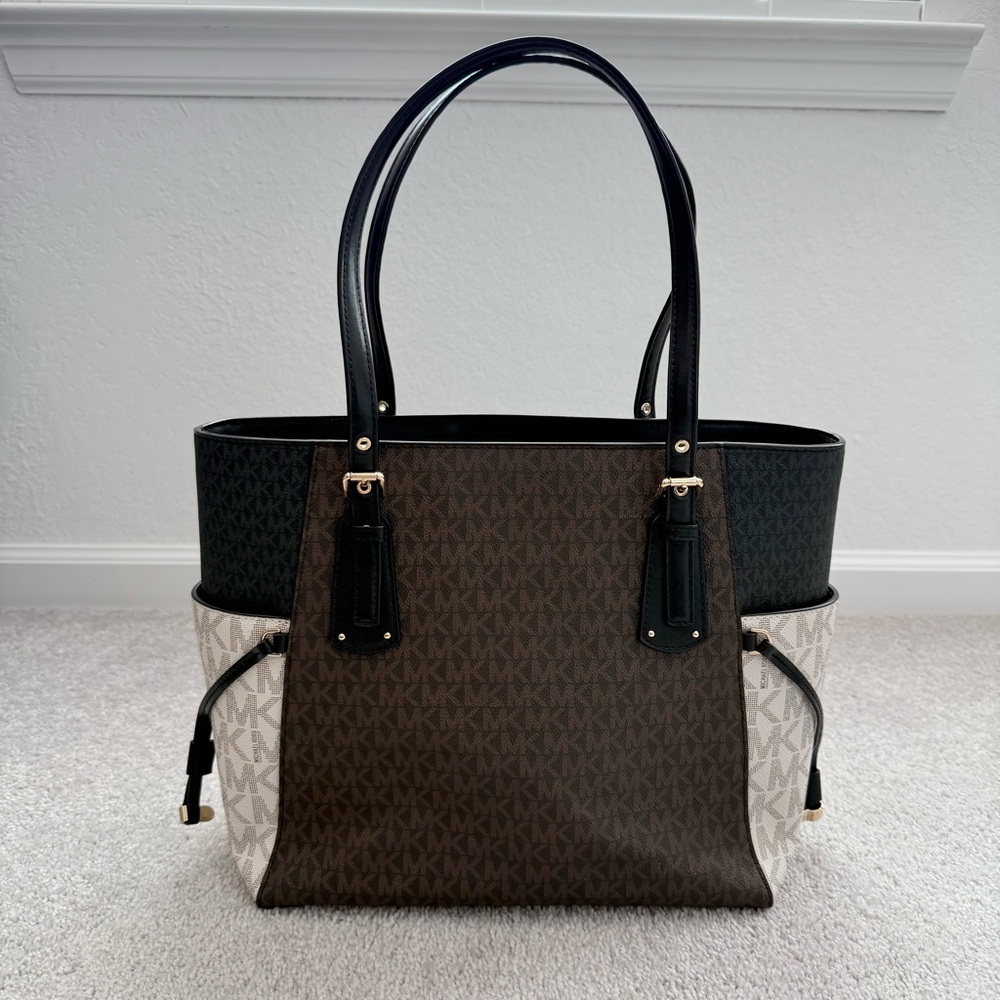 Michael Kors Voyager Large Signature Logo Tote Bag- Black and Brown - Picture 2 of 15